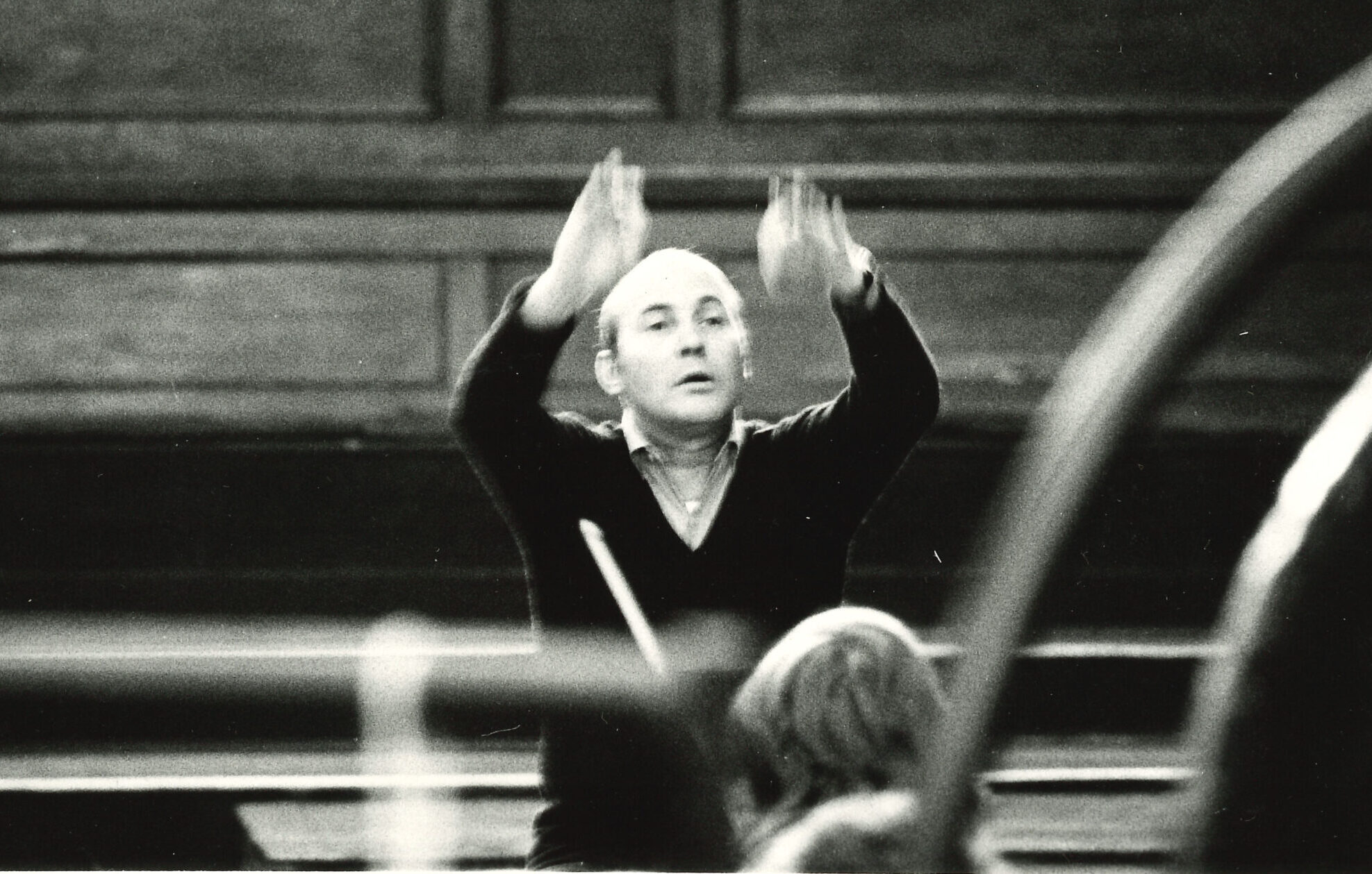 Henze conducts Nick Tucker 80s